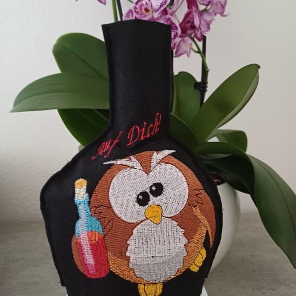 Vollstickdatei Eule mit Weinflasche